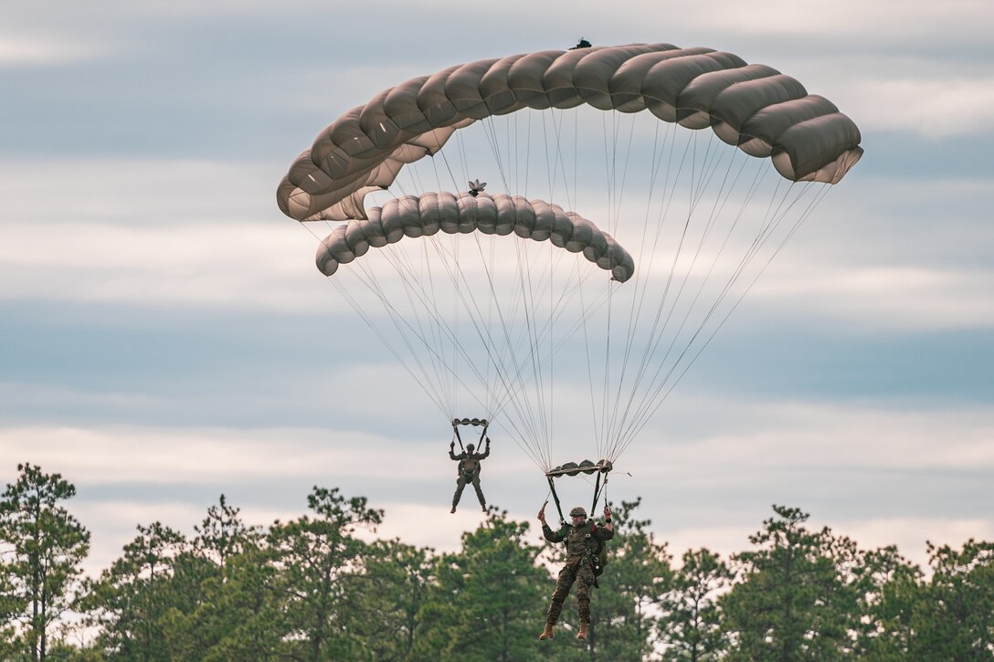 3rd Force Recon conducts airborne operations