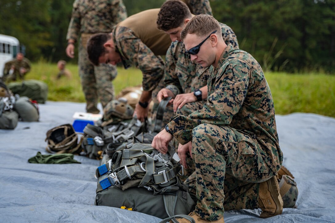 3rd Force Recon conducts airborne operations