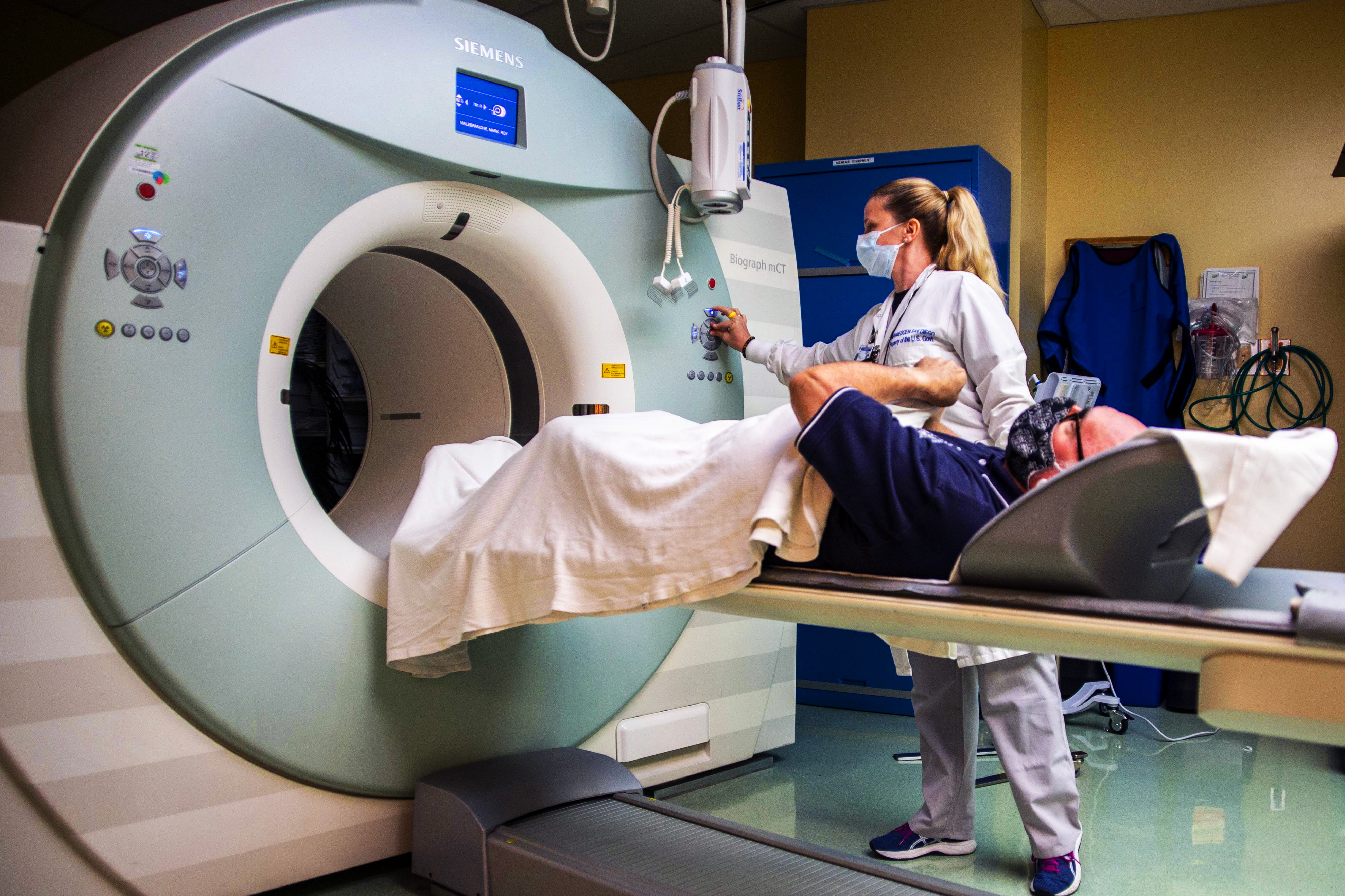 Ядерная медицина это. Ядерная медицина. Позитронно-эмиссионная томография. Ядерная медицина в США. Российский томограф.
