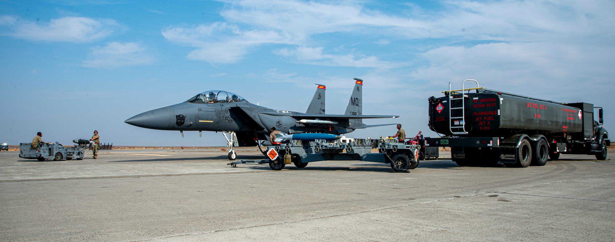 Airmen from the 389th Fighter Squadron and 366th Logistics Readiness Squadron perform an Integrated Combat Turn (ICT) on an F-15E Strike Eagle at Mountain Home Air Force, Idaho, Oct. 7, 2020. ICTs are a rapid re-arming and refueling practice where both fuels and weapons troops work side-by-side to turn aircraft around and get them back into the skies. (U.S. Air Force photo by Senior Airman JaNae Capuno)