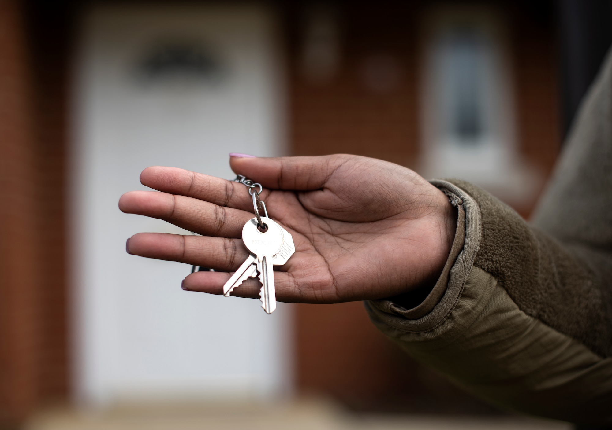 A U.S. Air Force Airman from the 48th Fighter Wing holds the keys to a new house near Royal Air Force Lakenheath, England, Oct. 13, 2020. The 48th FW housing office introduced the Rental Partnership Program in Sept. 2020, an avenue to ease the stress of house hunting for members assigned to RAF Lakenheath, RAF Mildenhall and RAF Feltwell. (U.S. Air Force photo by Airman 1st Class Jessi Monte)
