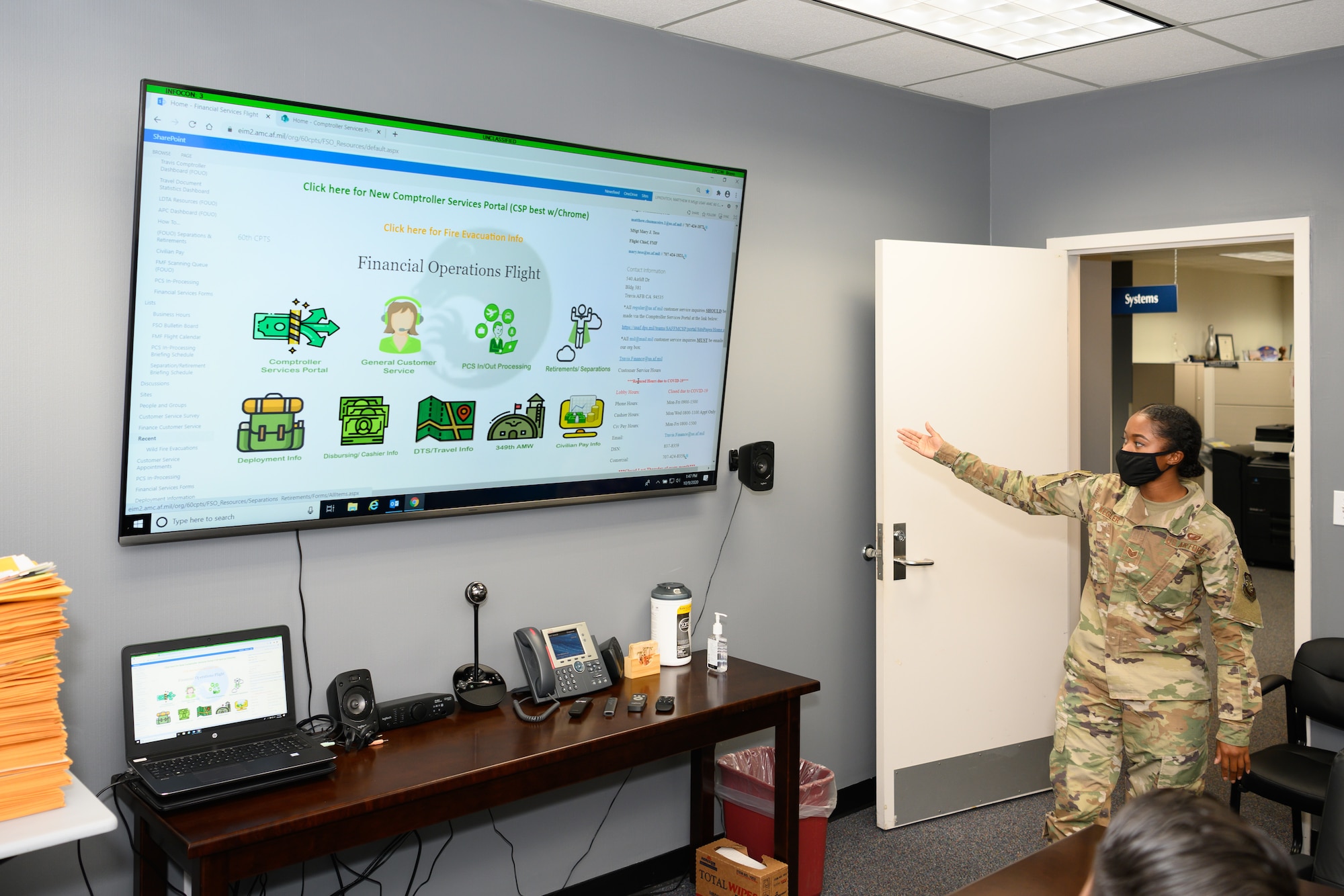 An airman briefing leadership.