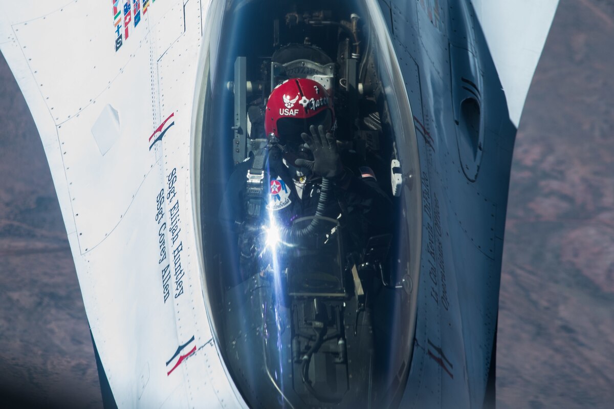 McConnell refuels the Thunderbirds over New Mexico skies
