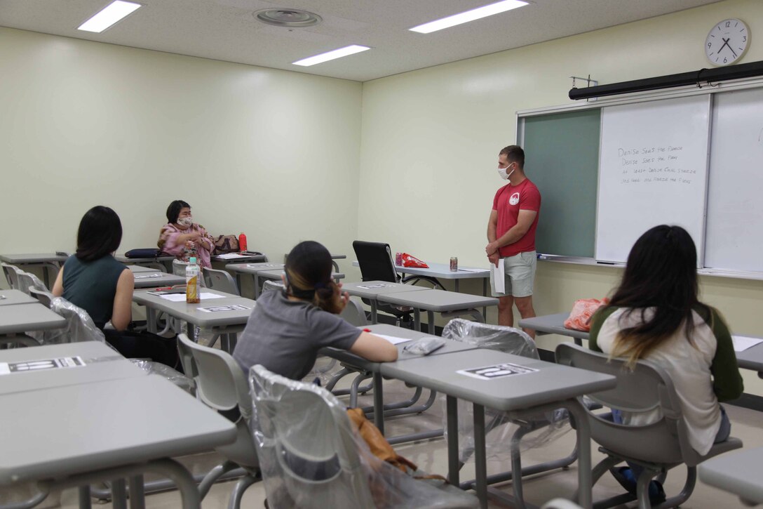 久々に再開した米海兵隊基地キャンプ・シュワブでの英会話クラスで、日本人受講者に英会話を教えるブライアン・ゴフ中尉。