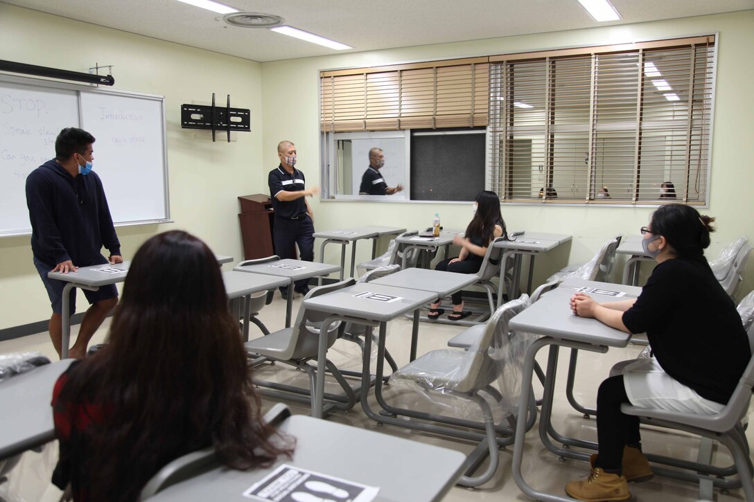久々に再開した米海兵隊基地キャンプ・シュワブでの英会話クラスで、日本人受講者に英会話を教えるベンジャミン・バーゴス伍長と伊波基地渉外官。