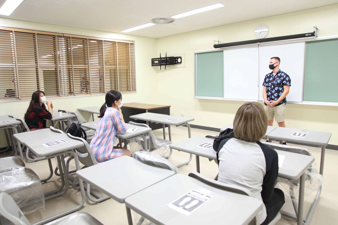 久々に再開した米海兵隊基地キャンプ・シュワブでの英会話クラスで、日本人受講者に英会話を教えるブラッドリー・ジョーンズ上等兵。