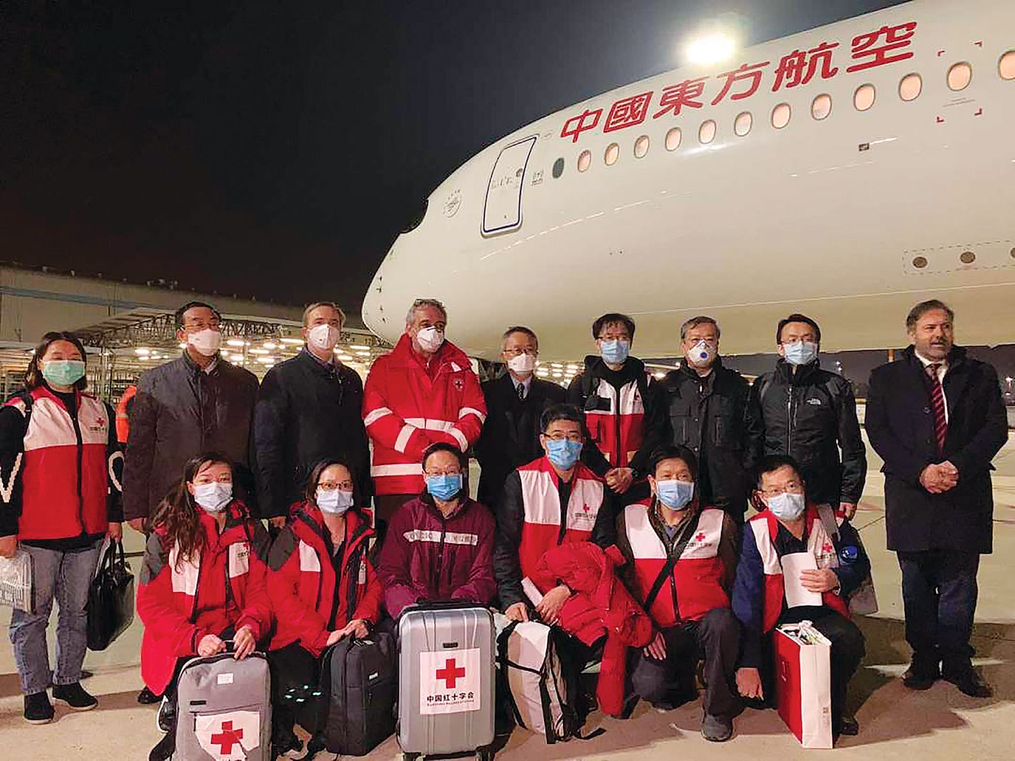 A charter flight carrying a 9-member Chinese aid team and 31 tons of medical supplies arrived in Rome, March 12, 2020.
(People’s Daily, 13 March 2020)