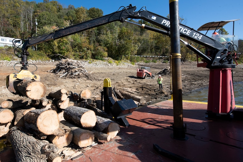 Lead Operator Jesse Neal operates the grapple crane on the PRIDE of the Cumberland to position debris for transport to an air curtain burner on a new floating barge Oct. 21, 2020 in Lake Cumberland near Waitsboro Recreation Area in Somerset, Kentucky. (USACE Photo by Lee Roberts)