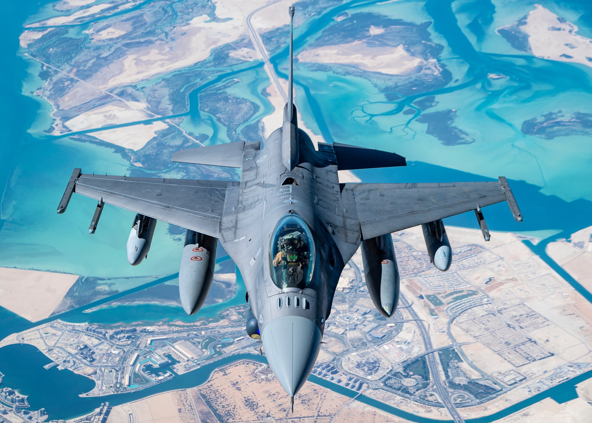 KC-135 refuels F-16s