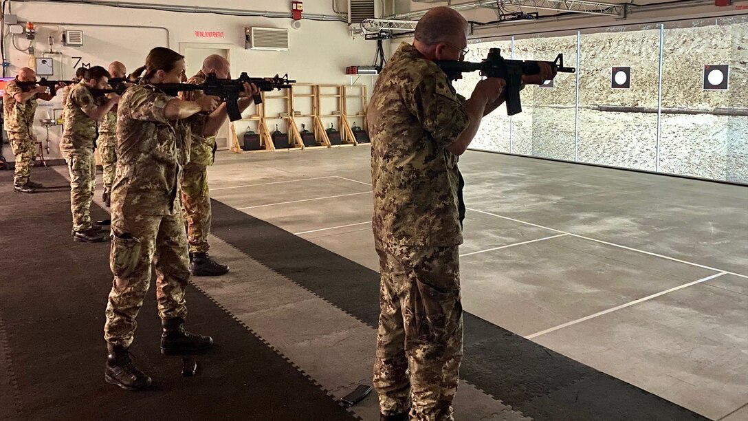 Elite Italian army units train on Army virtual trainers in Vicenza