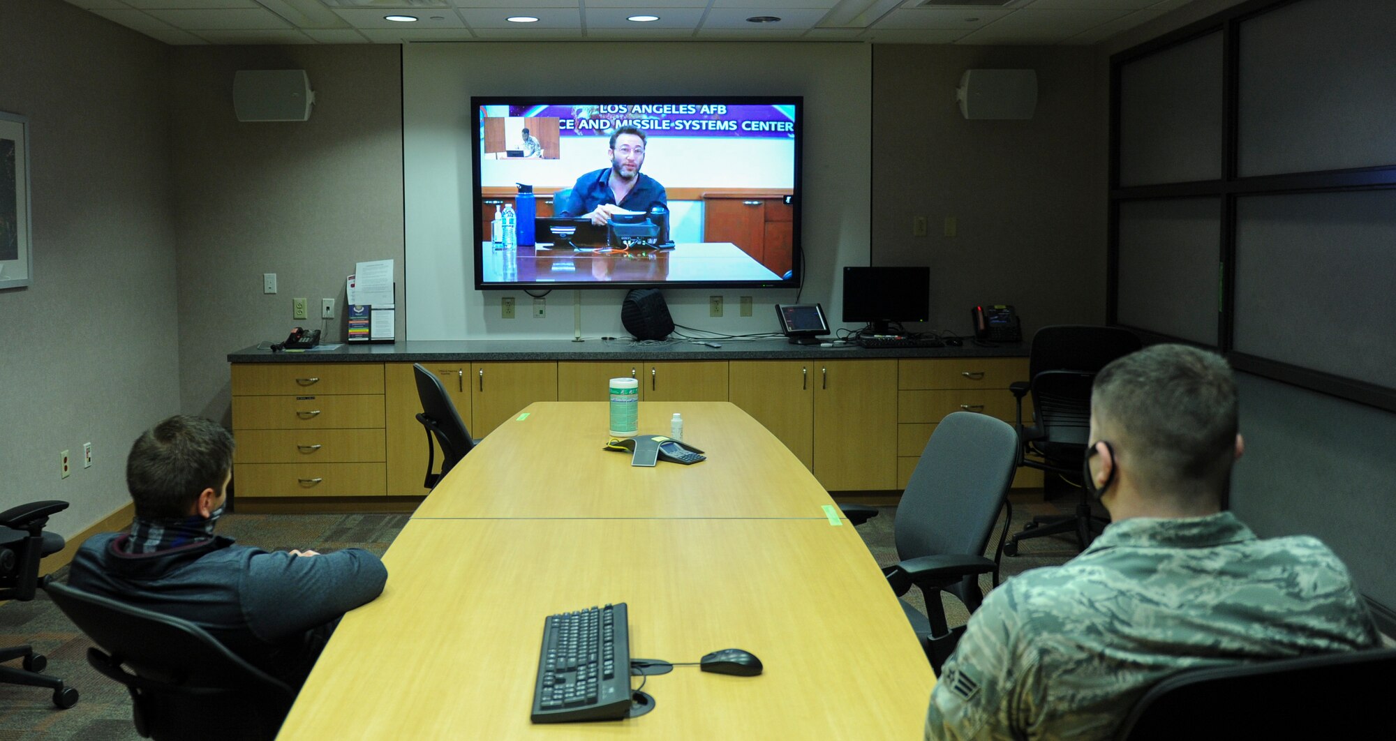 Members from the National Air and Space Intelligence Center watch author and motivational speaker Simon Sinek to speak over a live video teleconference (VTC) session during the Center’s annual Air Threat Week, Oct. 14, 2020.  
NASIC hosted Sinek to participate as a keynote speaker during ATW. Conference attendees from across the Department of Defense were able to watch and participate from their bases.