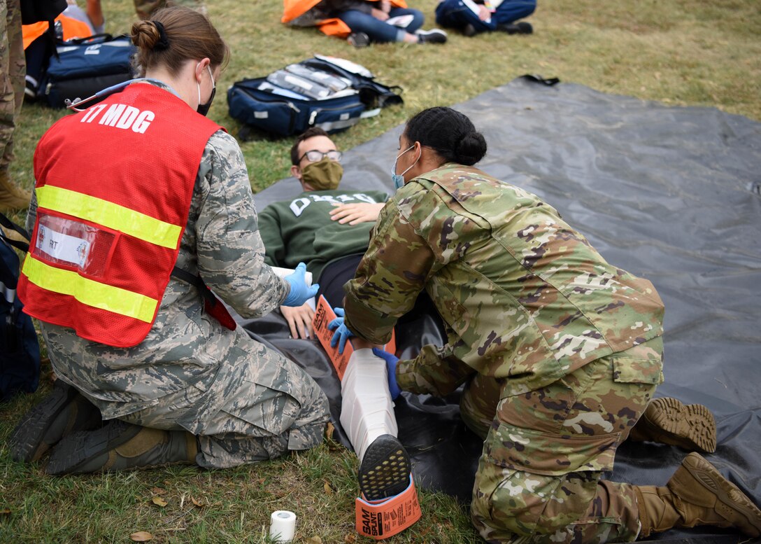 17th Medical Group medics put a splint on a patient during a Ready Eagle exercise on Goodfellow Air Force Base, Texas, Oct. 23, 2020. The medics responded to a simulated explosion and performed first-aid on volunteer casualties. (U.S. Air Force photo by Airman 1st Class Ethan Sherwood)