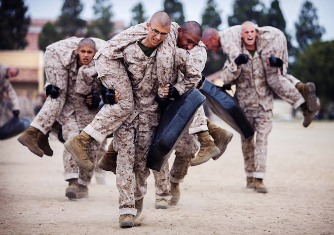 Recruits with India Company, 3rd Recruit Training Battalion, participate in the Combat Conditioning Course at Marine Corps Recruit Depot, San Diego, Sept. 2, 2020.