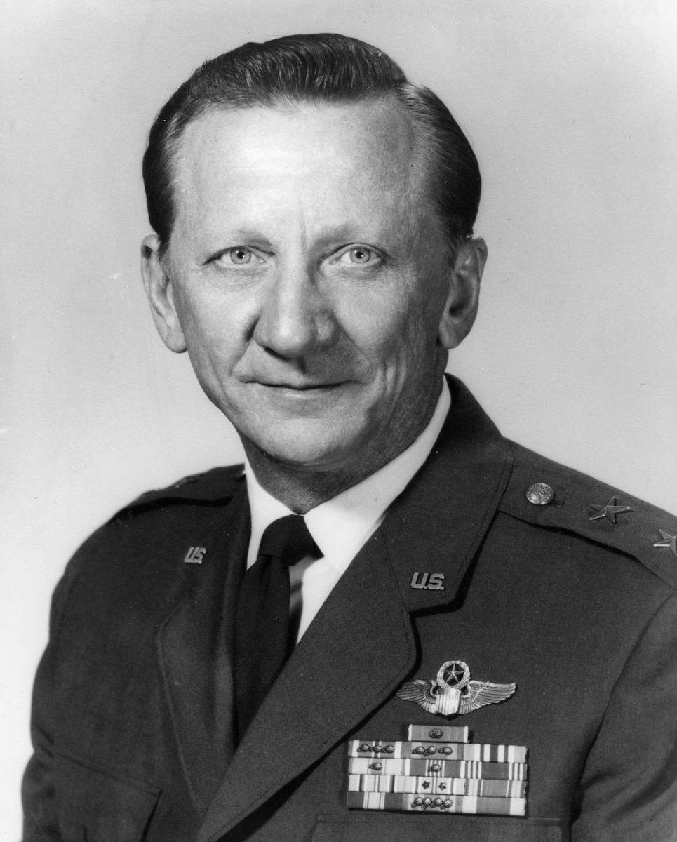 This is the official portrait of Maj. Gen. Henry Simon.