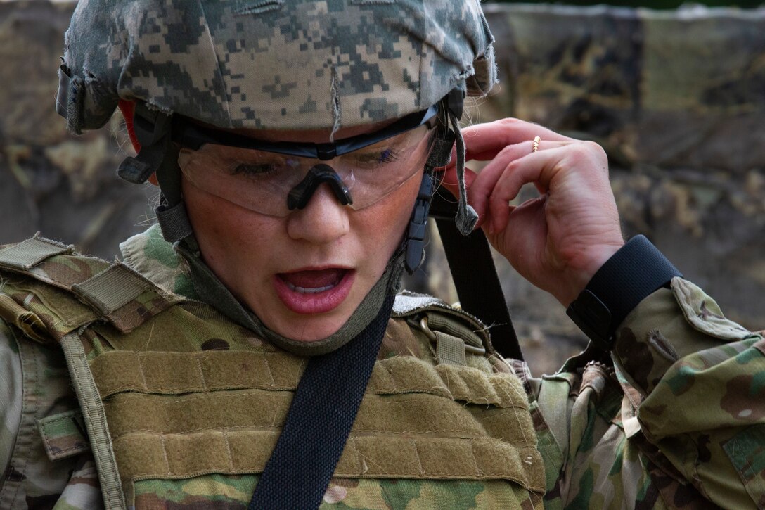 Army Reserve psychological operations specialist with 13th Psychological Operations Battalion calls out medical information to her partner during combat lifesaver course at Fort McCoy, Wisconsin, July 18, 2019 (U.S. Army Reserve/David Graves)