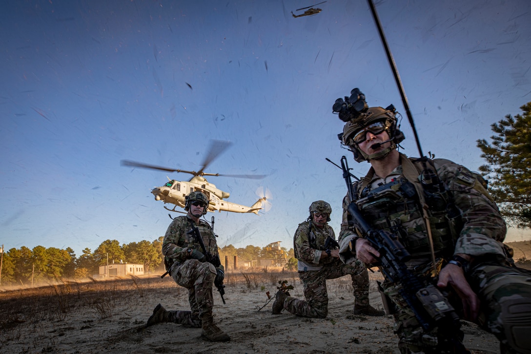 Marine Corps UH-1Y Venom with Marine Light Attack Helicopter Squadron 773 lands to pick up simulated casualty during live-fire exercise with Special Warfare Airmen from 227th Air Support Operations Squadron on Joint Base McGuire-Dix-Lakehurst, New Jersey, October 24, 2019 (U.S. Air National
Guard/Matt Hecht)