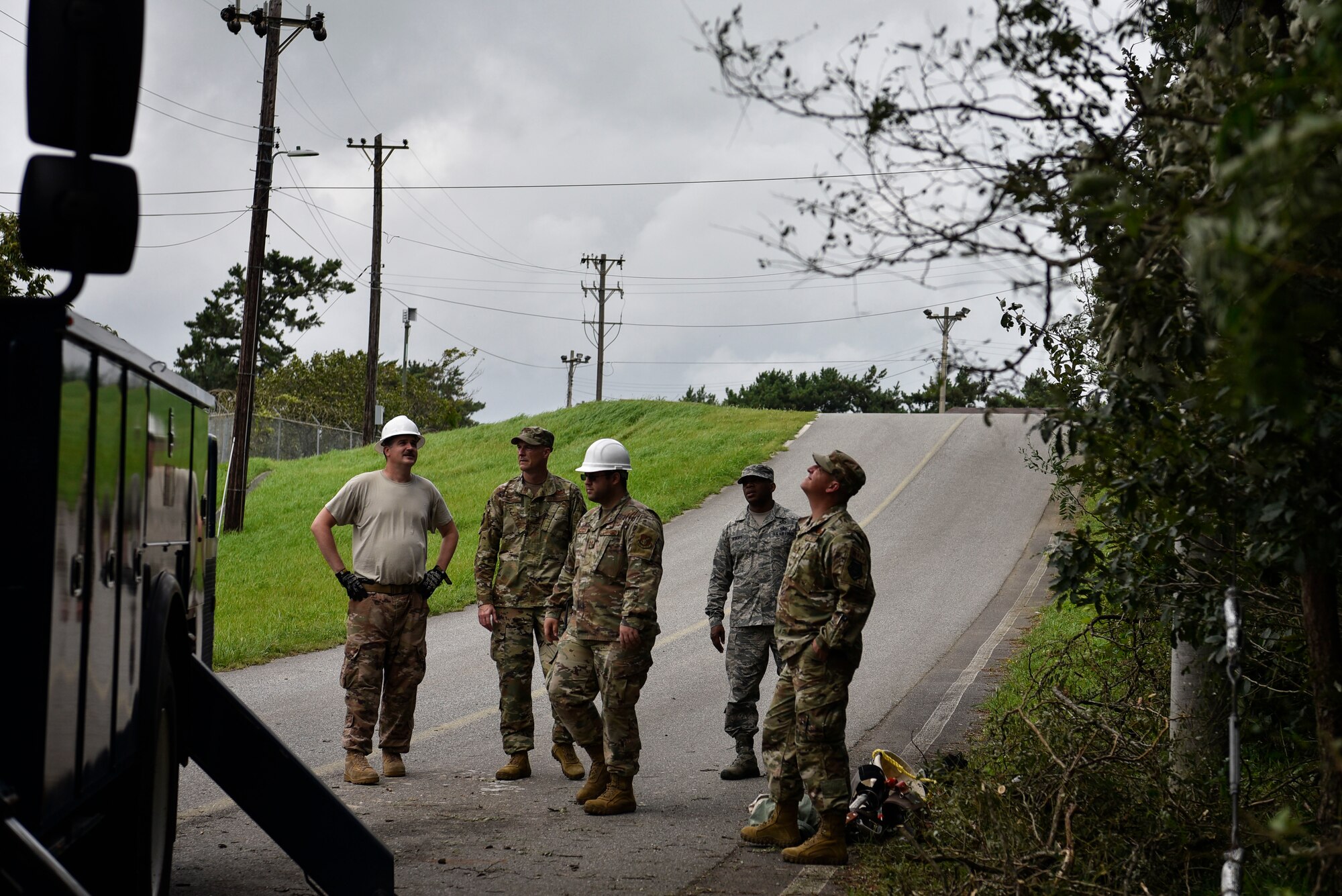 8th Fighter Wing leadership observes 8th Civil Engineer Squadron Airmen conduct line reattachment at Kunsan Air Base, Republic of Korea, Sep. 9, 2020.