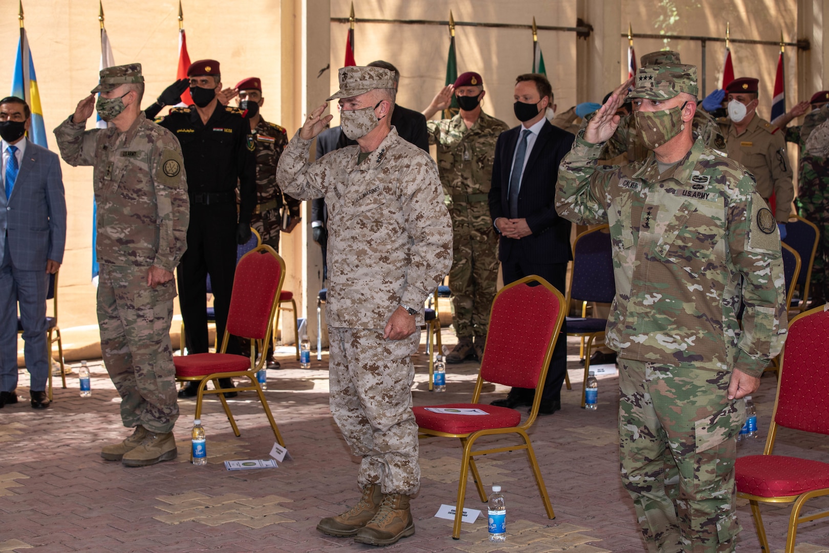 Combined Joint Task Force-Operation Inherent Resolve, the military organization to defeat Daesh in Iraq and Syria, swapped leaders during a change of command ceremony in Baghdad, Set. 9, 2020.
Lt. Gen. Paul Calvert (right), Gen. Kenneth F. McKenzie Jr. (central), commanding general, U.S. Central Command, and Lt. Gen. Pat White (left), III Armored Corps commanding general, salute during a ceremony to welcome Gen. Calvert as the new CJTF-OIR commander.