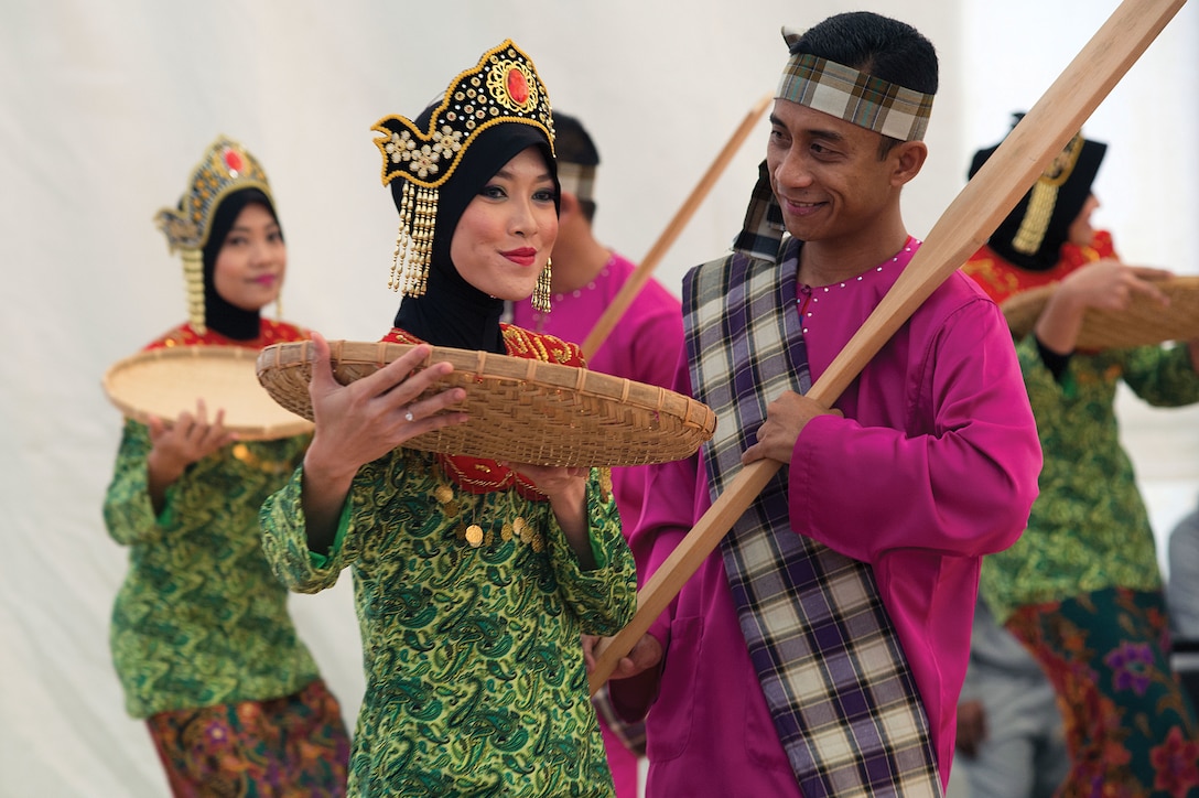 Malaysian peacekeepers perform traditional dance during ceremony to mark World AIDS Day at Naqoura headquarters in south Lebanon as part of United Nations Interim Force in Lebanon, December 1, 2015 (Courtesy United Nations/Pasqual Gorriz)