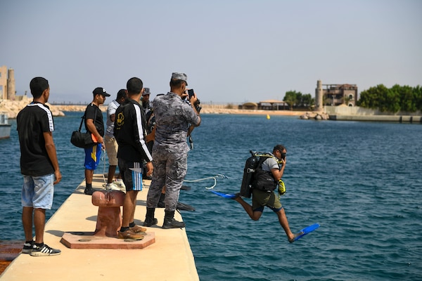 A Royal Jordanian Navy diver enters the water during anti-terrorism force protection (ATFP) dive training with U.S. Navy explosive ordnance disposal technicians, assigned to Commander, Task Force 56, during Exercise Infinite Defender 2020 (ID 20) at the Royal Jordanian Naval Base in Aqaba, Jordan.