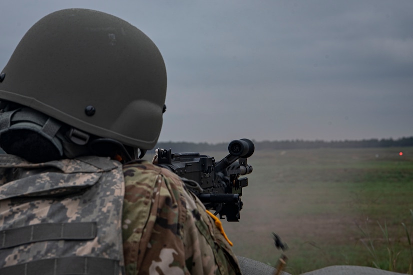 Photo of a soldier firing an M240.