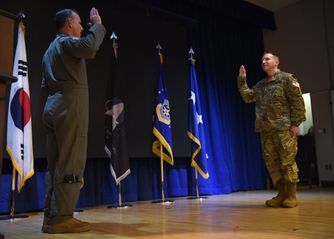 Lieutenant Gen. Scott Pleus, 7th Air Force commander, swears in a master sergeant assigned to the 18th Intelligence Squadron, Detachment 2, during a U.S. Space Force transition ceremony on Osan Air Base, Republic of Korea, Sept. 14, 2020. The ceremony offers a traditional military recognition of commitment to join the ranks of the U.S. Space Force as Space Operators. (U.S. Air Force photo by Senior Airman Denise Jenson)