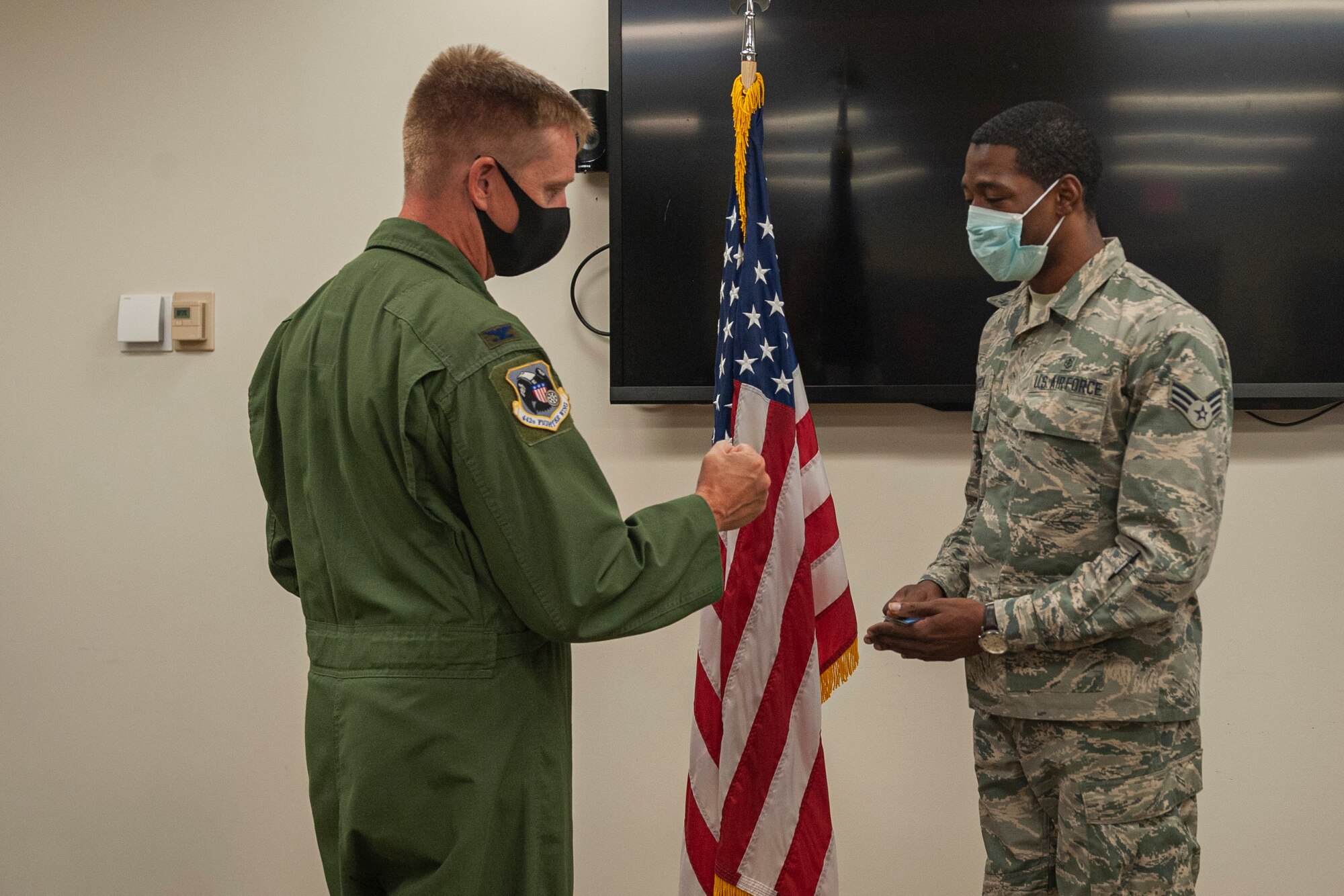 Photo of Col. Schultz coining an Airman
