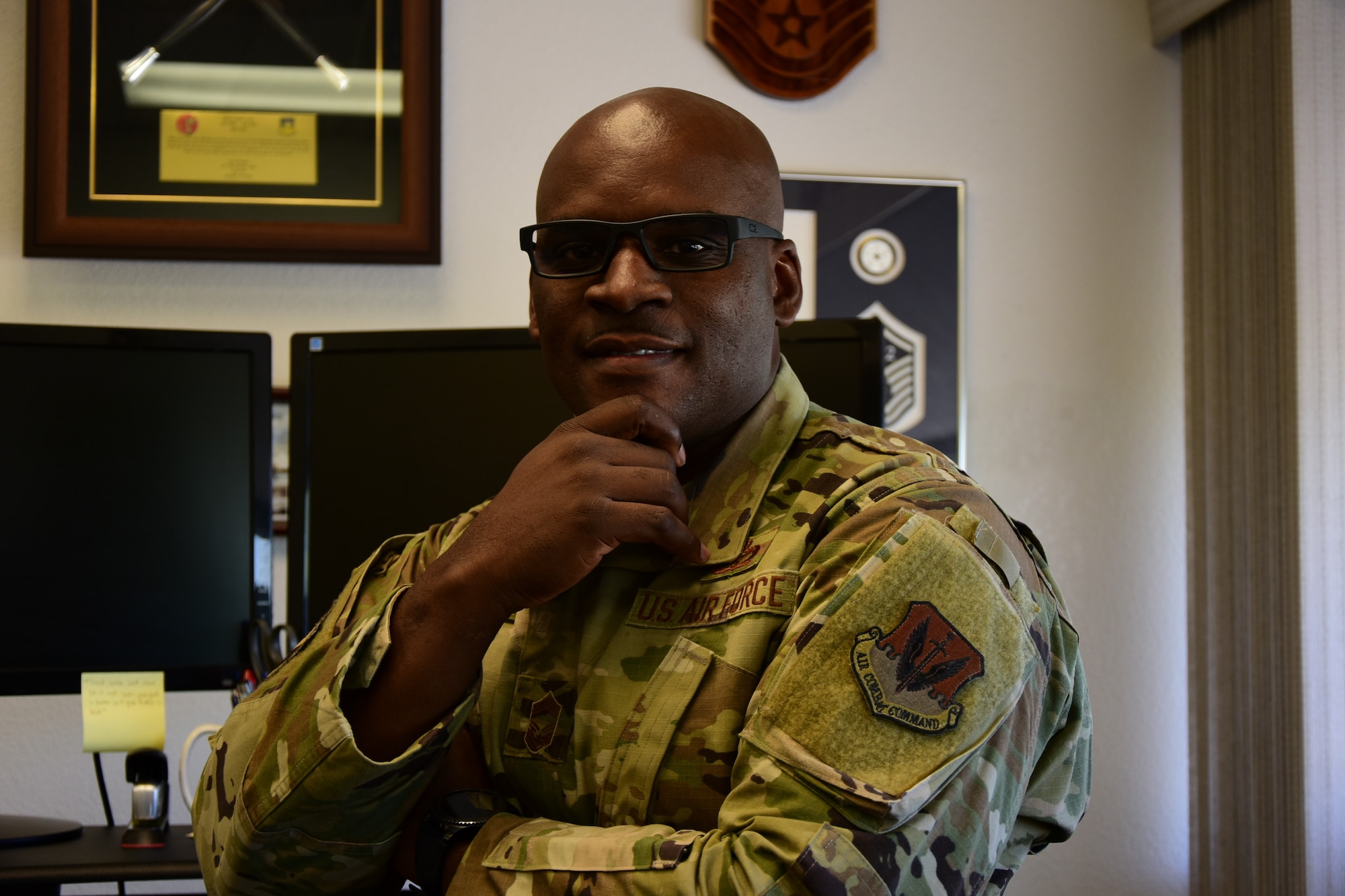 A picture of an Airman at his desk.