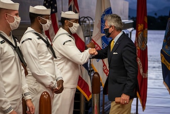 Secretary of the Navy (SECNAV) Kenneth J. Braithwaite speaks with Sailors while departing the Commander, U.S. Pacific Fleet (PACFLT) boathouse in Pearl Harbor, Hawaii.