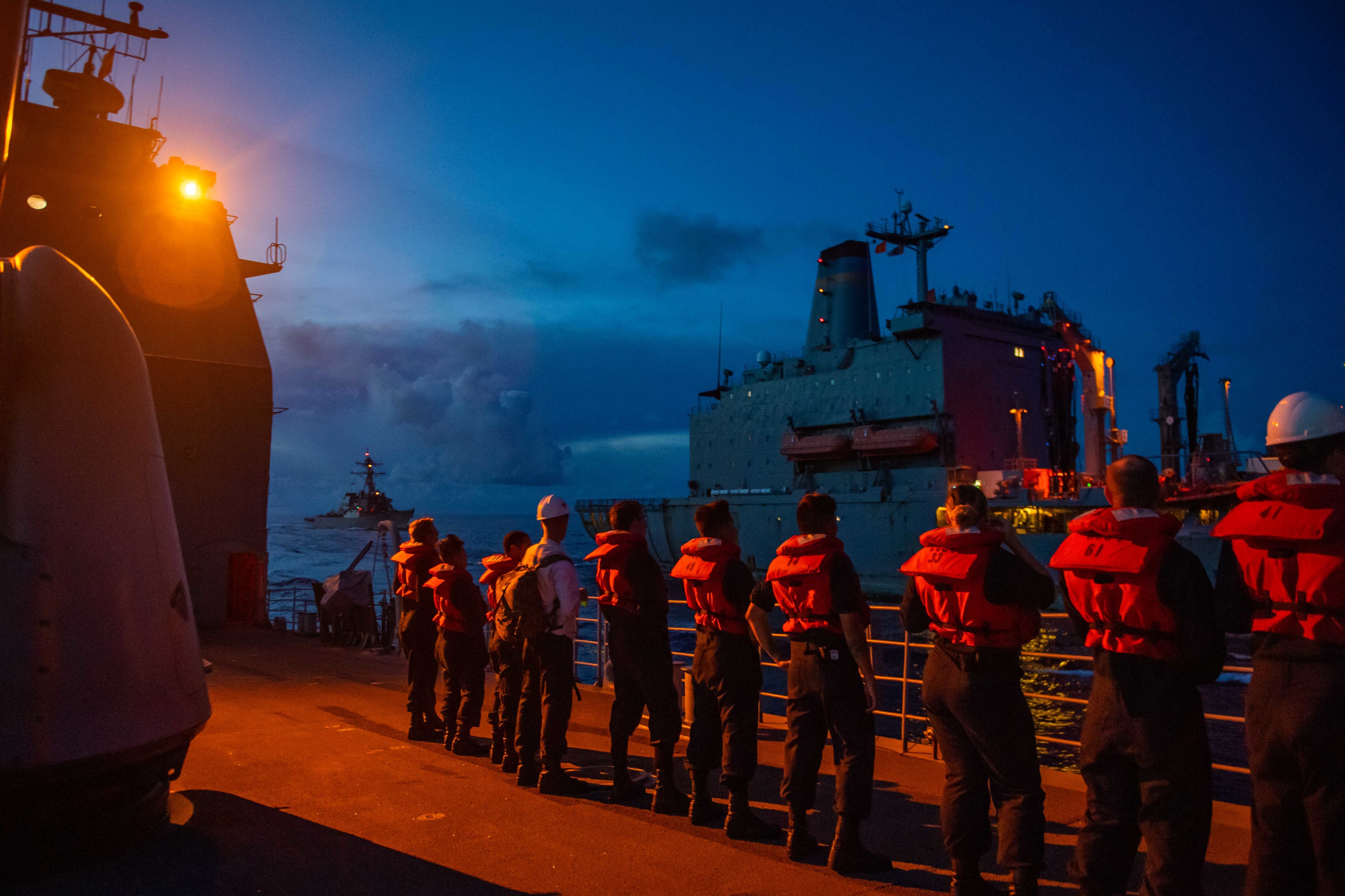 Line handlers stand by on the forecastle aboard the Ticonderoga-class guided-missile cruiser USS Antietam (CG 54) while preparing for a replenishment-at-sea with the Henry J. Kaiser-class fleet replenishment oiler USNS John Ericsson (T-AO 194).