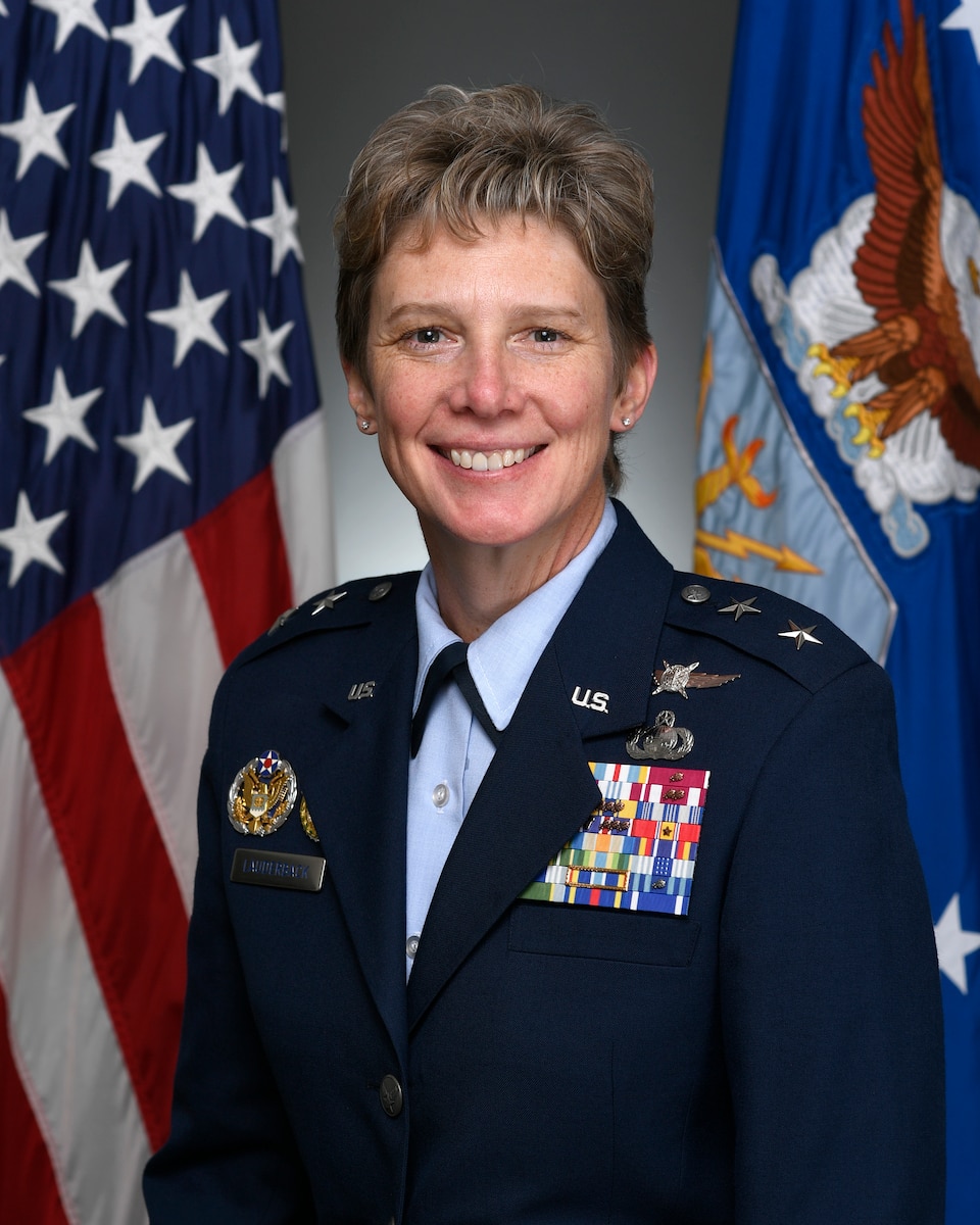 Maj Gen Leah Lauderback Bio