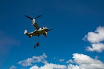 An MV-22 Bravo Osprey with Marine Medium Tiltrotor Squadron 363, departs with a howitzer during an external lift exercise, Schofield Barracks, Hawaii, Aug. 12, 2020. VMM-363 and the U.S. Army’s Bravo battery, 1-37 Field Artillery Battalion, 25th Infantry Division, conducted an integrated external lift exercise in which VMM-363 transported Army howitzers in order to increase readiness between Marine air support and Army artillery. (U.S. Marine Corps photo by Lance Cpl. Shane Linder)