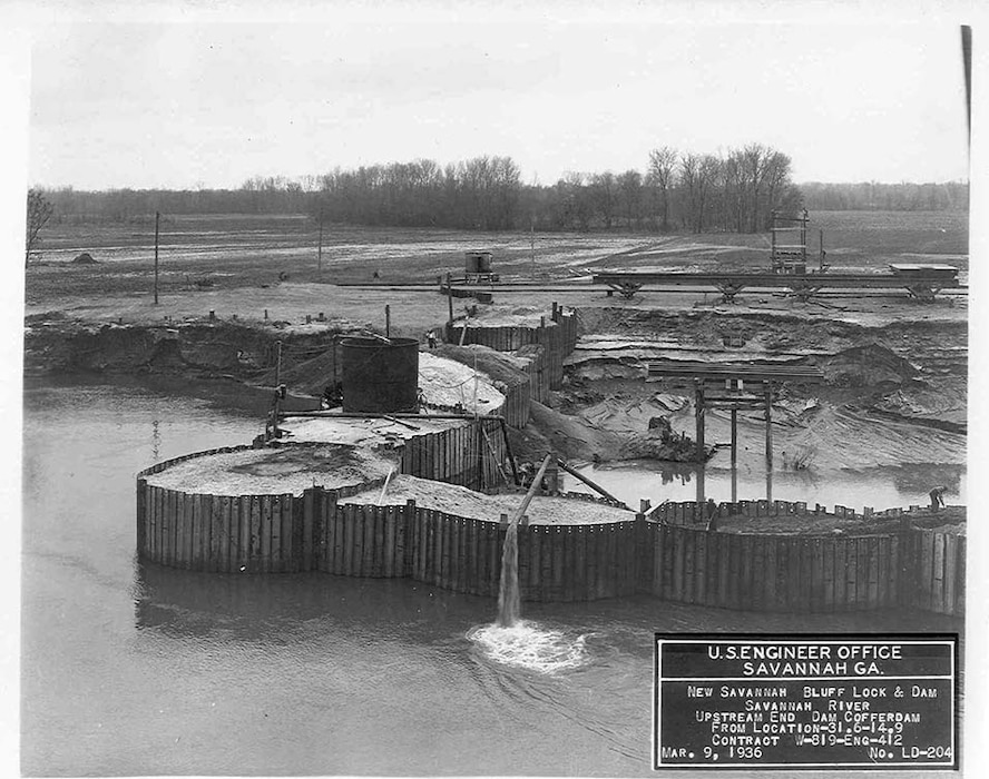 Pumps remove water from inside the coffer dam on the South Carolina side of the river, 1935.