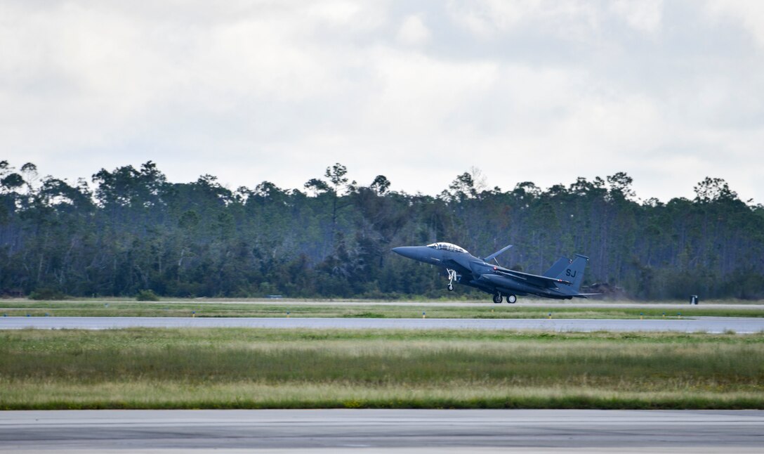 A U.S. Air Force F-15E Strike Eagle piloted by U.S. Air Force Gen. Mark Kelly, commander of Air Combat Command, lands at Tyndall Air Force Base, Florida, Sept. 28, 2020. Kelly arrived at Tyndall to tour and discuss the ongoing rebuild and future plans for the base. (U.S. Air Force photo by Senior Airman Stefan Alvarez)