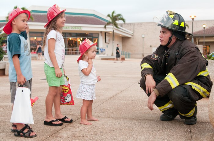Base residents meet a firefighter at Mokapu Mall, Oct. 14.