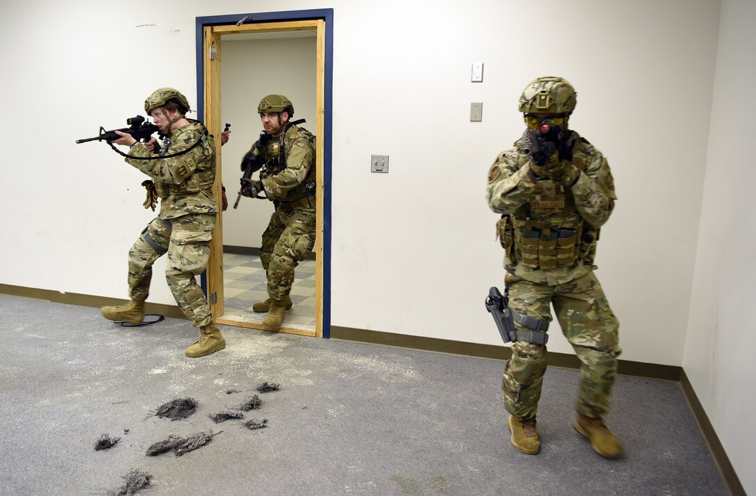 Photo Airmen with weapons drawn