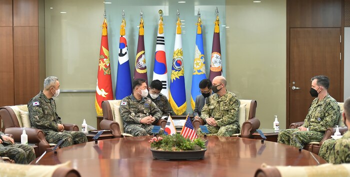 U.S. 7th Fleet commander visits South Korea