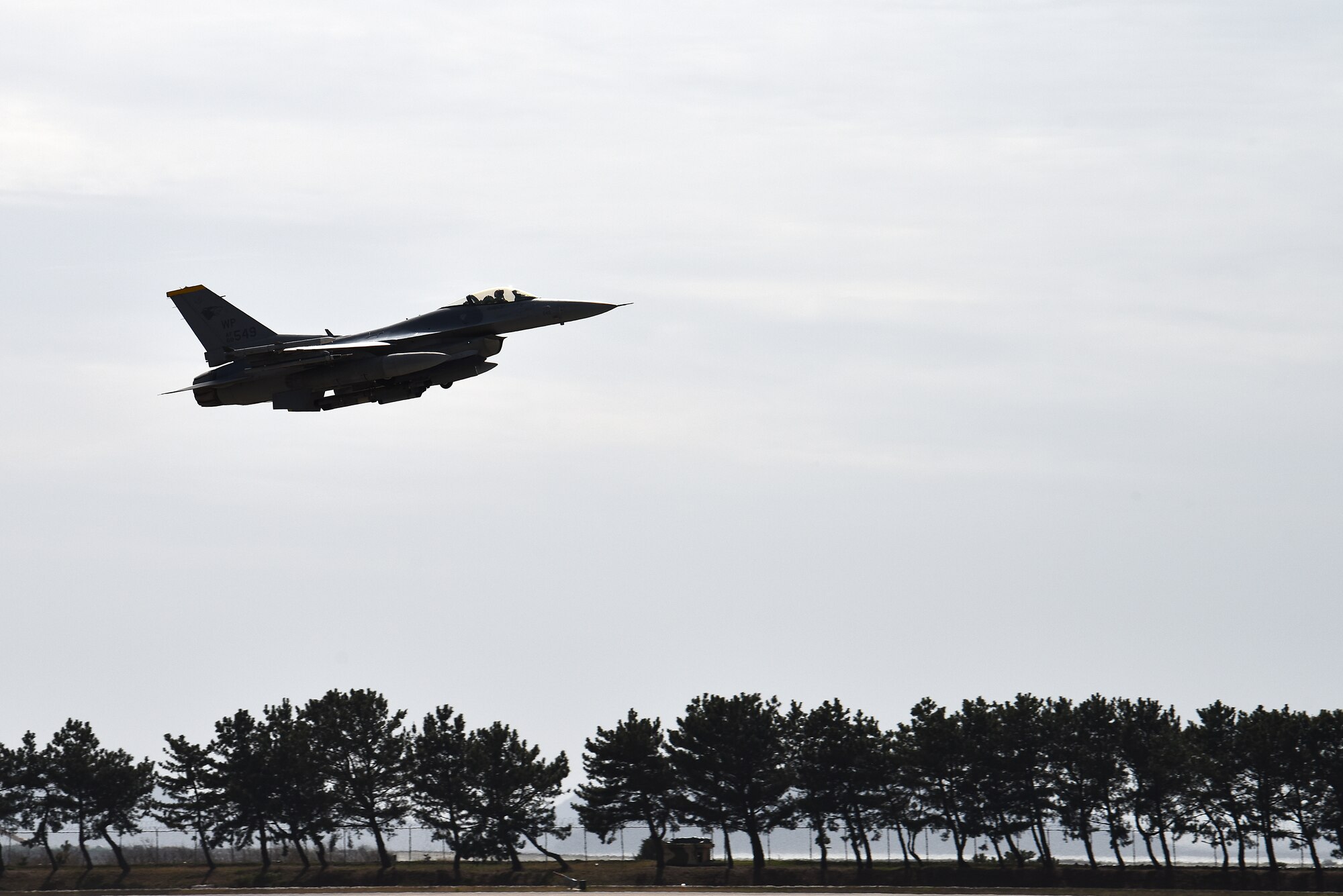 Lt. Gen. Scott Pleus, 7th Air Force commander, takes off in an F-16 Fighting Falcon at Kunsan Air Base, Republic of Korea, April 1, 2021. During his visit, Pleus held a mentorship session with Kunsan’s company grade officers, toured the O’Malley Dining Facility, visited the fighter squadrons and more. (U.S. Air Force photo by Senior Airman Suzie Plotnikov)