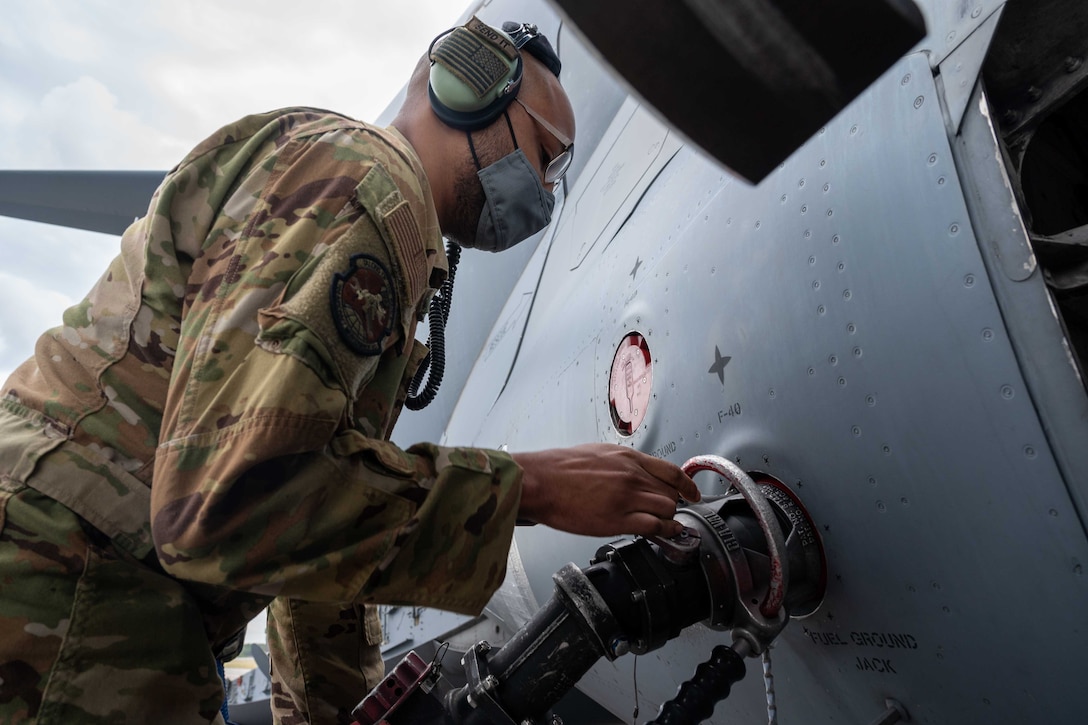Staff Sgt. Jacorey Grimes, 736th Aircraft Maintenance Squadron crew chief, attaches a fuel hose to a Dover Air Force Base C-17 Globemaster III during exercise Razor Talon at Marine Corps Air Station Cherry Point, March 25, 2021. Dover AFB’s Multi-Capable Airmen program trained and equipped seven Airmen to perform tasks outside of their Air Force Specialty Codes. Exercises such as RT help integrate MCA into joint and combined expeditionary operations around the globe.  (U.S. Air Force photo by Airman 1st Class Faith Schaefer)