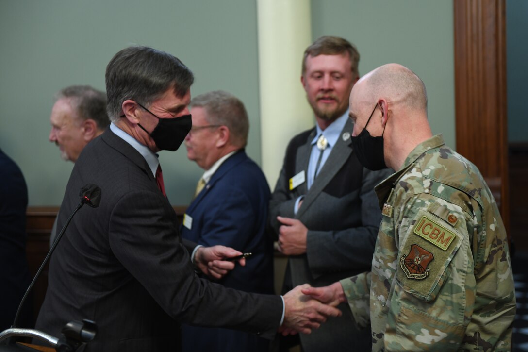 Col Konowicz shakes hands with Gov Gordon