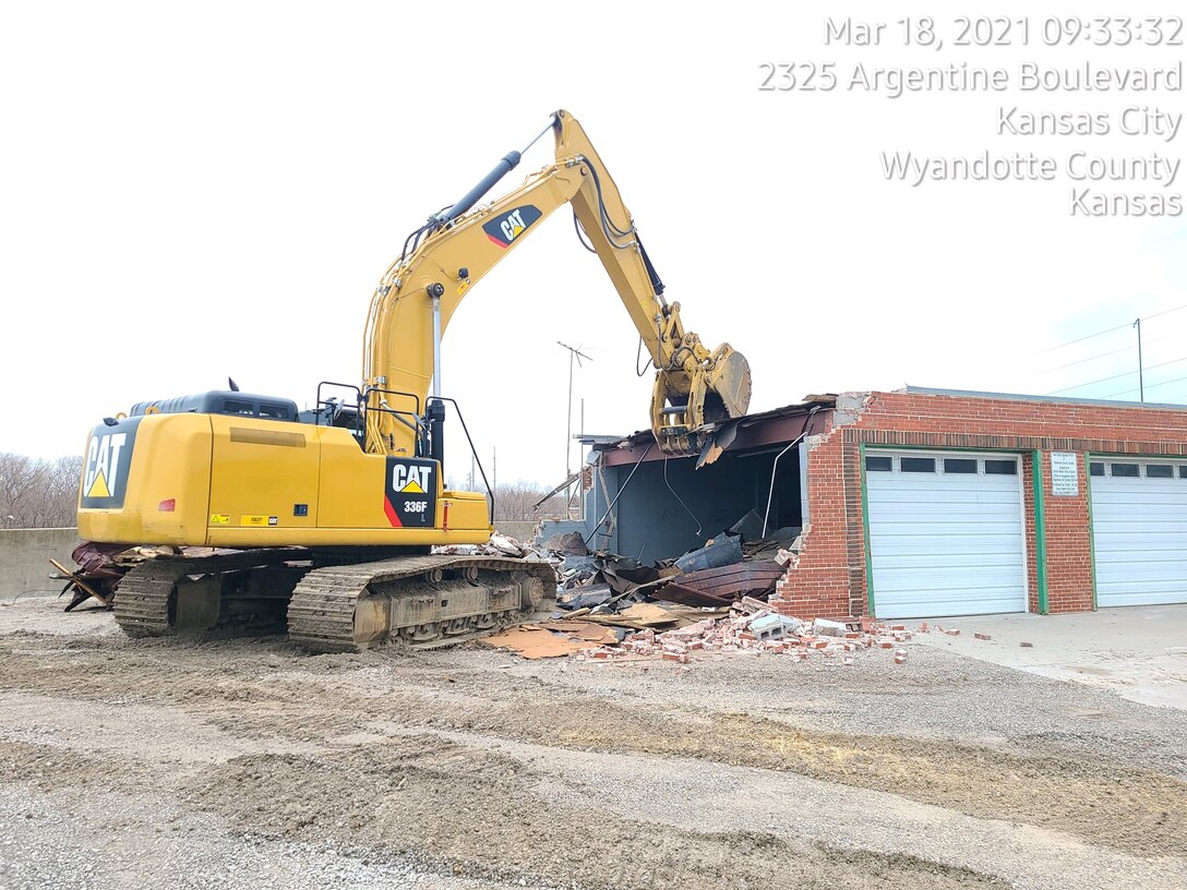 In another step forward for the $529M Kansas Citys Levees project, demolition has begun at the Kaw Valley Drainage District maintenance facility, co-located at the Argentine Main Pump Station on Argentine Blvd in Kansas City, KS.

The maintenance facility was originally constructed in 1954 and has been the home to KVDDs operations and maintenance efforts for 66 years. KVDD is building a new facility one block to the north. Demolition of the maintenance facility will allow Michels Corporation to begin construction on the replacement pump station and subsequent demolition of the existing pump station.

The replacement of the Argentine Main Pump Station is part of a larger $33M contract that includes the ongoing repairs to the Turner Avenue Pump Station and the replacement of the Strong Avenue Pump Station. Construction is expected to last until November 2022.