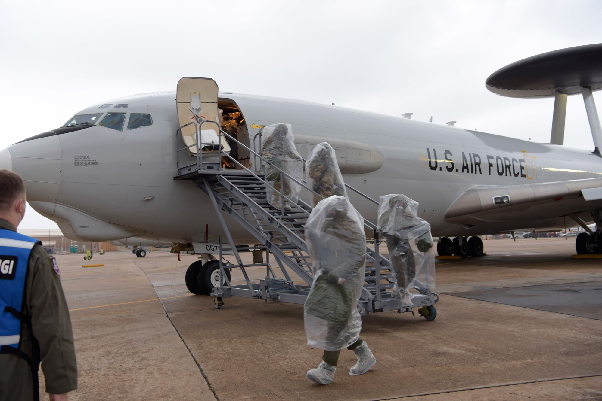 Military members exiting a plane