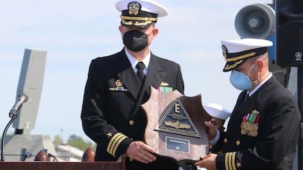 PORTSMOUTH, Va. (April 9, 2021) – Cmdr. Donald J. Curran III, left, and Cmdr. Sam T. Sareini, right, are presented with the Battle Effectiveness Award during the Arleigh Burke-class guided-missile destroyer USS Nitze’s change of command ceremony. Sareini was relieved by Curran during the ceremony. (U.S. Navy photo by Ens. William Fong/Released)