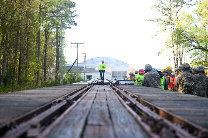 Loading up: Marine instructors teach U.S. Soldiers railway operations