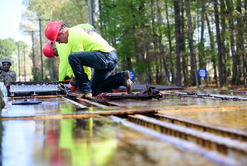 Loading up: Marine instructors teach U.S. Soldiers railway operations