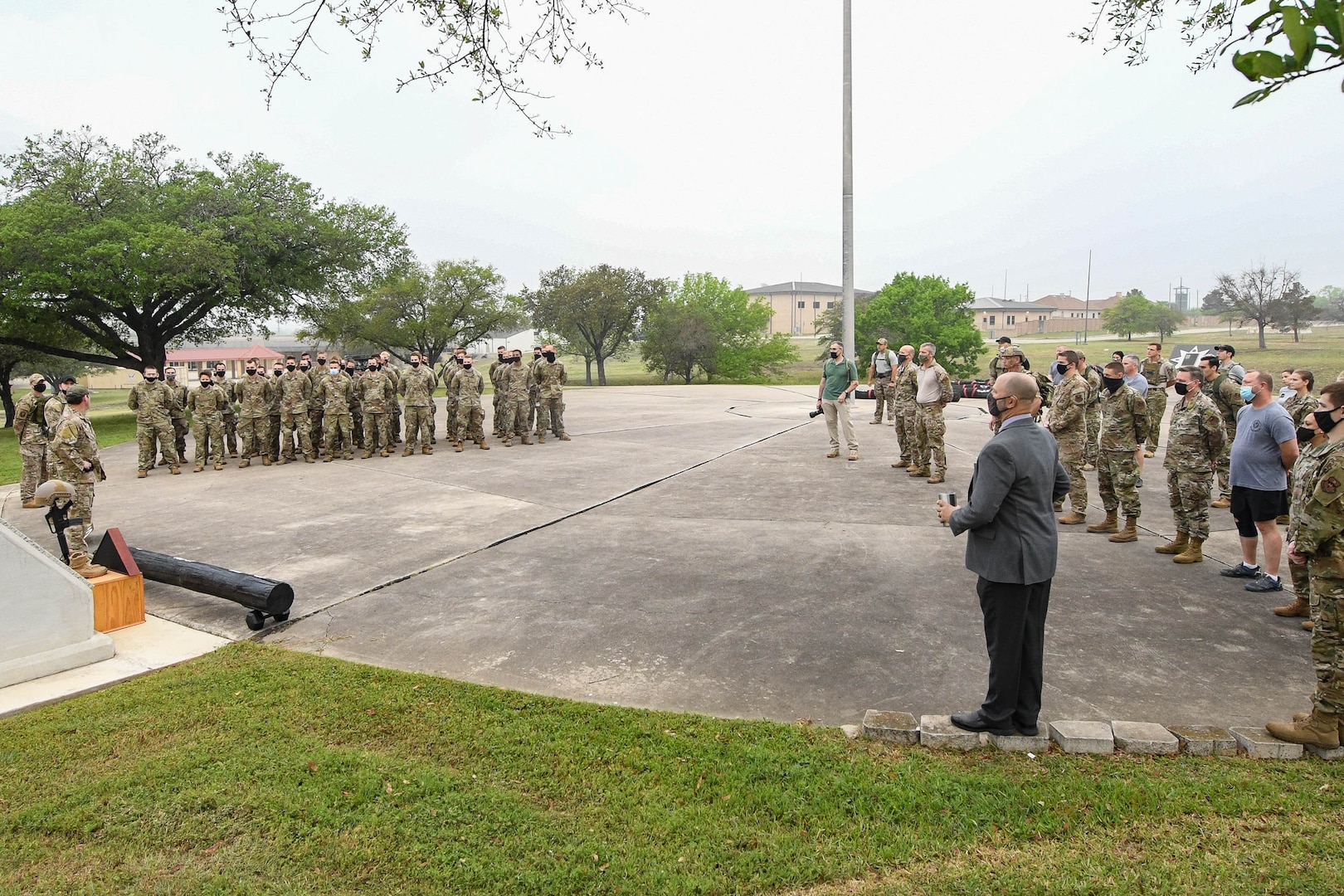 JOINT BASE SAN ANTONIO-CHAPMAN TRAINING ANNEX, Texas—Chief Master Sgt. Todd M. Popovic, Special Warfare Training Wing, or SWTW, command chief, leads a formation in memorial pushups after a memorial log carry for fallen airman, Lt. Col. William Schroeder, at the SWTW located on Joint Base San Antonio-Chapman Training Annex, or JBSA-CTA, Apr. 8, 2021.