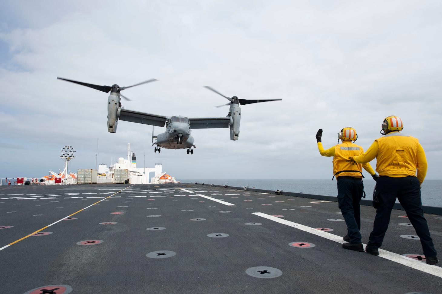 An MV-22B Osprey lands aboard USNS Mercy (T-AH 19).