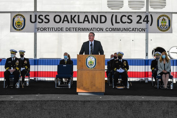 Acting Secretary of the Navy Thomas W. Harker provides the principal address during the commissioning ceremony of USS Oakland (LCS 24).