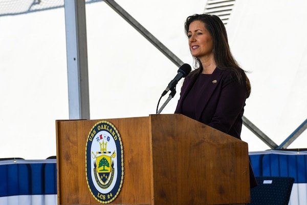 Oakland Mayor Libby Schaff provides opening remarks at the USS Oakland (LCS 24) commissioning ceremony.