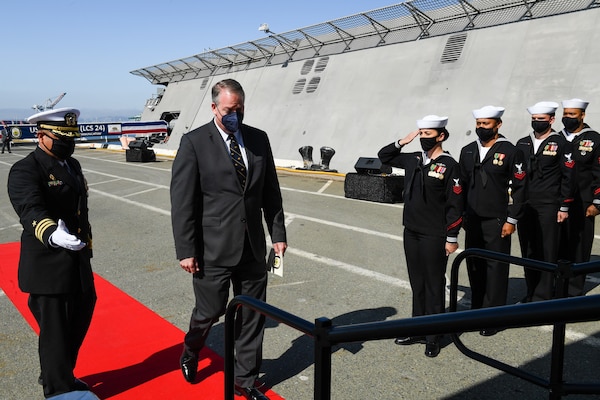 Acting Secretary of the Navy Thomas W. Harker is welcomed by Cmdr. Francisco Garza, commanding officer of USS Oakland (LCS 24) during the ship’s commissioning ceremony.